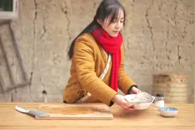 媳妇嫁过来的第一年，主动承包年夜饭大任，看看做到怎么样视频封面