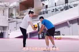 惠若琪挺8月孕肚教排球！蹲下示范动作，身姿轻盈细腿吸睛视频封面