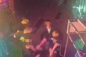 西安一酒吧女老板凌晨遭多人围堵辱骂，一违法人员被罚款300元视频封面