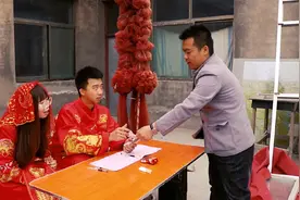 参加好朋友婚礼，自己随100，别人都500，新郎看我的眼神都不对了