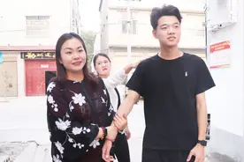 儿子和老妈逛公园，女友误会上去就是一巴掌，看完笑三天视频封面