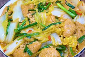 白菜又出新吃法，四川姑娘教你做白菜焖豆腐泡，鲜香入味又下饭视频封面