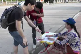 在老挝买彩票，这也太不正规了吧？一个路边小摊，手写下注