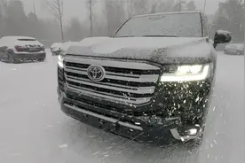 雪地实拍2022款丰田兰德酷路泽，太漂亮了！视频封面