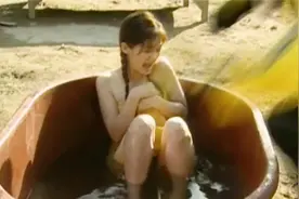 女孩在院子里洗澡，突然从天上掉下来一个大汉视频封面