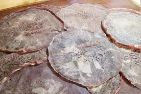 农村妈妈放红土豆苗，中午回家做血面炒饼，配蒜泥真好吃