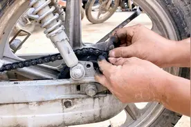 摩托车链条拆卸调整技巧，伍哥详细告诉你，学会小白都能自己搞好