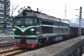 DF4B西瓜3005（铭牌89年怀疑改号）牵引货车43209通过小桥涌基视频封面