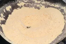 玉米面放进锅中炒一炒，瞬间变美食，头一次见这种做法，真好吃视频封面