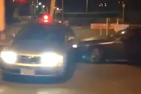 日本改装车暴走族根本不怕警察 撞完警车就跑 警察无可奈何视频封面