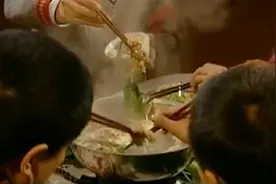 大帅：有种香叫本山大叔吃火锅，一口羊肉一口菜，热气腾腾太馋了视频封面