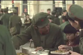 地震活下来的小女孩，竟被军人收养，这段影片越看越上瘾！视频封面