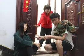 小伙捡个傻姑娘带回家，当傻姑娘姐姐找上门，傻姑娘瞬间正常了视频封面