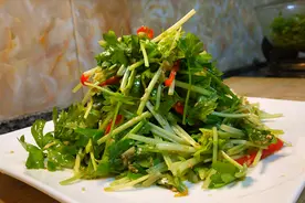 凉拌香芹到底要不要焯水？教你正确做法，香辣爽口，上桌就光盘视频封面