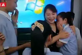 洛阳一学校学生写下永久请假条，老师挥泪批准，被学生围住告别视频封面