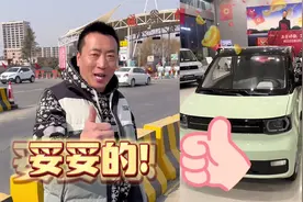 男子花2000多元玩套圈，成功套走2辆小汽车，只要一辆获全网赞视频封面