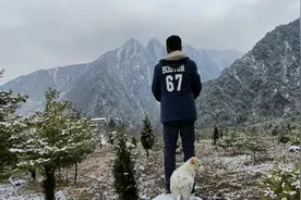 北方的冬天到处白茫茫的一片，漫步在雪原上恍然置身于仙境中视频封面