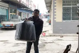 80后老爸到中国邮政去取包裹，有份包裹有3大包，真的挺划算视频封面