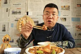 小伙分享“牛蛙炖土豆”的家常做法，口感鲜嫩，好吃得停不下来视频封面
