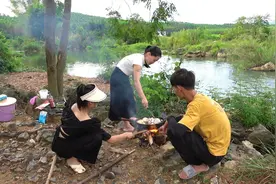 小明搞野收获河鱼，小丫带美女大厨河边野炊，满满一锅香了视频封面