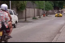 小子开摩托追汽车，就这车技还想追上？愣是把后座女孩弄伤视频封面