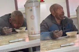 八旬老人全身是灰进店只喝汤 热心女子偷偷给买盒饭视频封面