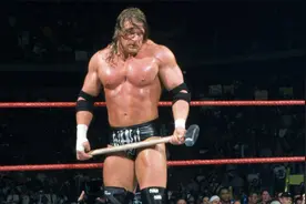 HHH恼羞成怒，手持铁锤横扫全场，裁判难以幸免！视频封面