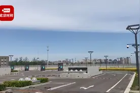 抬头看！北京天空现云景奇观 天空半蓝半白一分为二