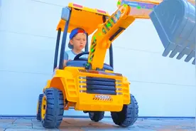 儿童萌宝乐园：小森驾驶挖掘机玩具车，在沙滩上将爸爸埋了起来视频封面