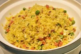 #春日美食家#湘菜大师教大家做一道发财金银炒饭做法简单海鲜味浓