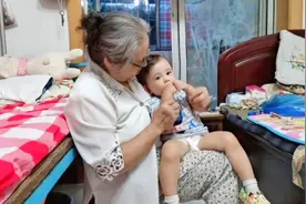 带着混血儿子来串亲戚，太姥姥稀罕的不行，咋长这么好看