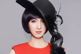 2005年“背母上学”，10年后变性成女人的刘婷，如今怎样了？视频封面