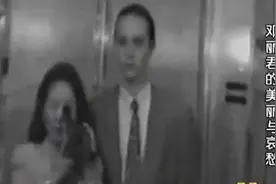 在保罗的陪伴下，四十岁的邓丽君像一个少女，相依相伴