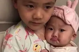 妹妹被妈妈教训后，委屈地躲在哥哥怀里哭，妈妈的心被融化了视频封面
