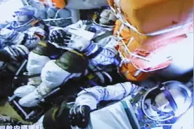 欢迎航天员回家！指令长翟志刚在神舟十三号返回舱内闭目养神视频封面