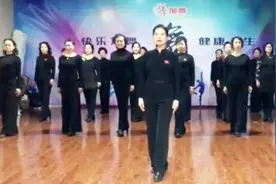 中老年模特旗袍走秀基本功步法训练，大妈看着太迷人了
