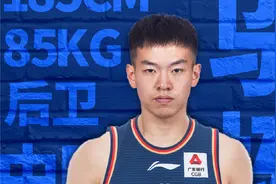 面子大了！邬挺嘉训练三分，西热一旁捡球助训