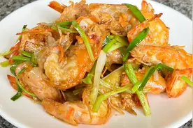 教你姜葱炒开边虾怎样做才好吃，出锅鲜嫩爽滑，肥美多汁