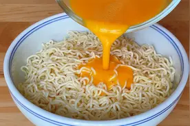 方便面这样做真厉害，淋入鸡蛋液，一周吃6次都不腻，营养又解馋