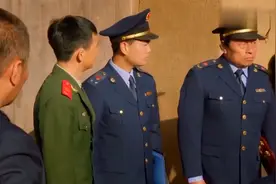 岁岁：村霸欺负大娘一家人，正好儿子当兵回来，这下有好戏看了！视频封面