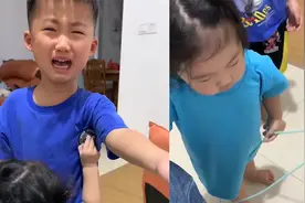 兄妹情深！男孩犯错被妈妈用衣架教育，妹妹抢走衣架护在哥哥身前