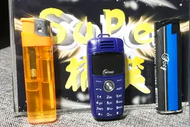 开箱！这是什么手机？比“打火机”还小，居然还能双卡双待视频封面