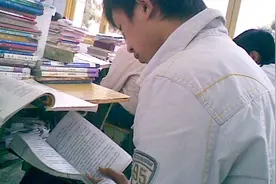 学生上课偷看课外书被发现！看书就算了，但你能不能看点正常的？视频封面