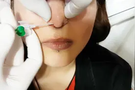 美女打鼻环，粗针扎穿时我都感觉疼了，好奇你怎么擤鼻涕视频封面