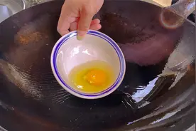 煎鸡蛋很多人第一步就错，30年大厨传授秘诀，鲜嫩爽滑还完整