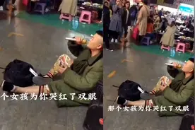 小伙乞丐行头坐街边唱了一首《那个女孩》，怒获网友300W点赞！