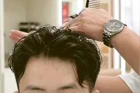 小伙头发软塌 额头两侧高 这款剪烫发型 增加自信还原帅气