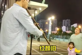 小伙摆摊卖艺洞箫一曲《红颜旧》意境优雅，路过的女士听入迷了