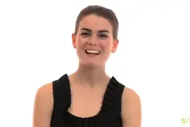 初次见面的问候。Hi, what is your name 你叫什么名字呀？