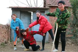 弟弟瘸腿回家借钱，三个嫂子做法截然相反，没想到竟是弟弟设的局视频封面